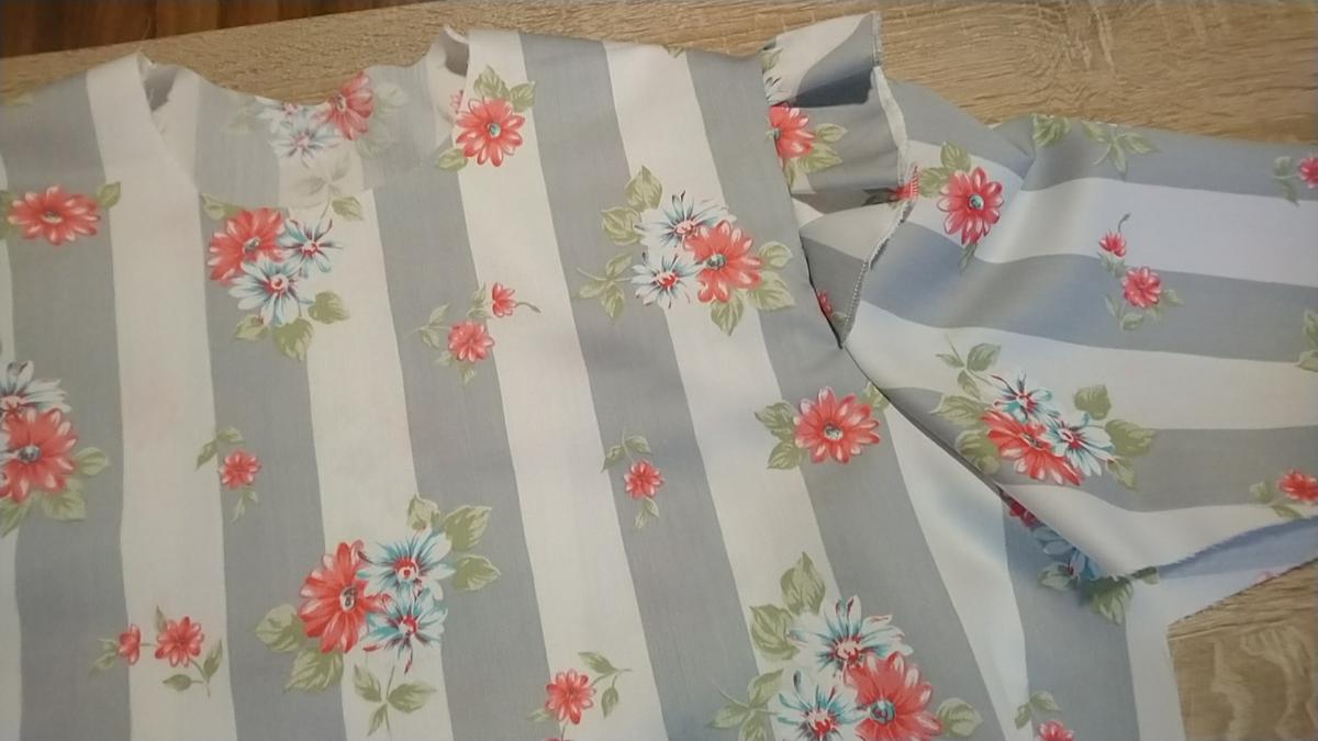 Blusa con volantes en las mangas y puños fruncidos de hilo elástico ¡Con patrones gratis!