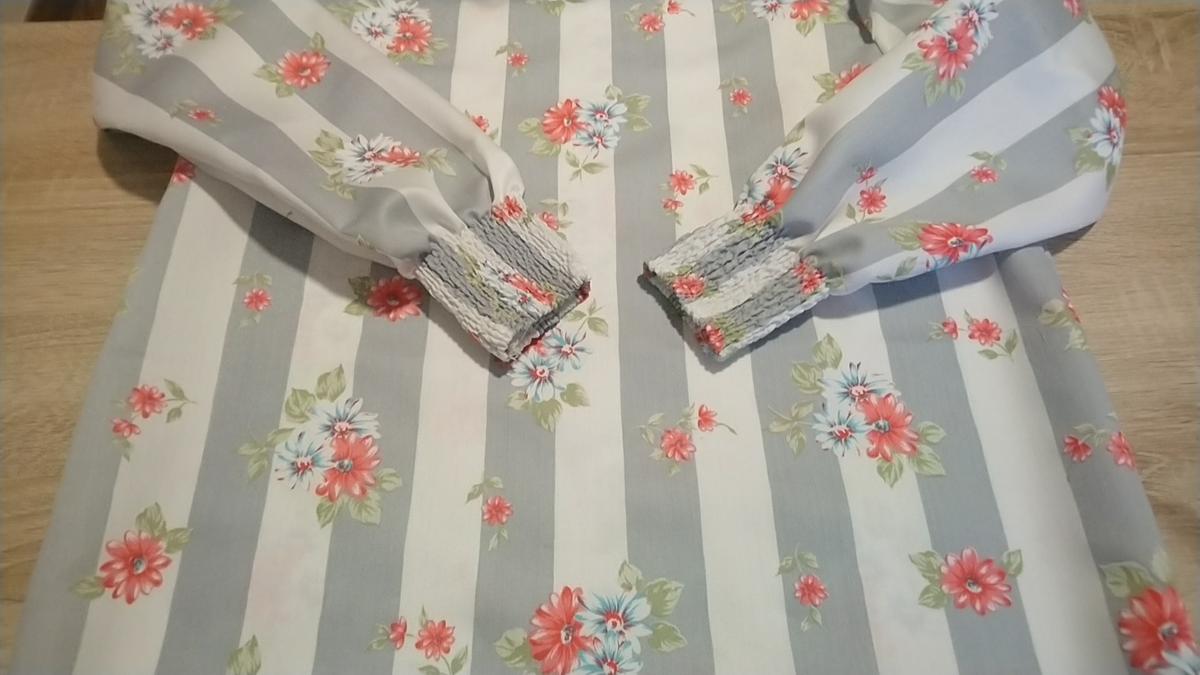 Blusa con volantes en las mangas y puños fruncidos con hilo elástico ¡Con patrones gratis!