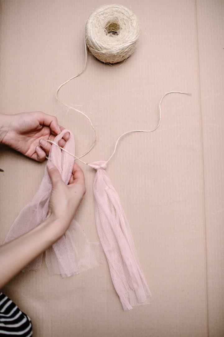 DIY | Tutorial para hacer tu tapiz de tul rosa - El blog de Laucreativa