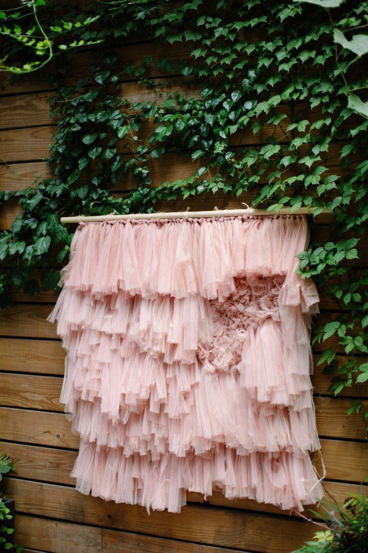 DIY | Tutorial para hacer tu tapiz de tul rosa - El blog de Laucreativa