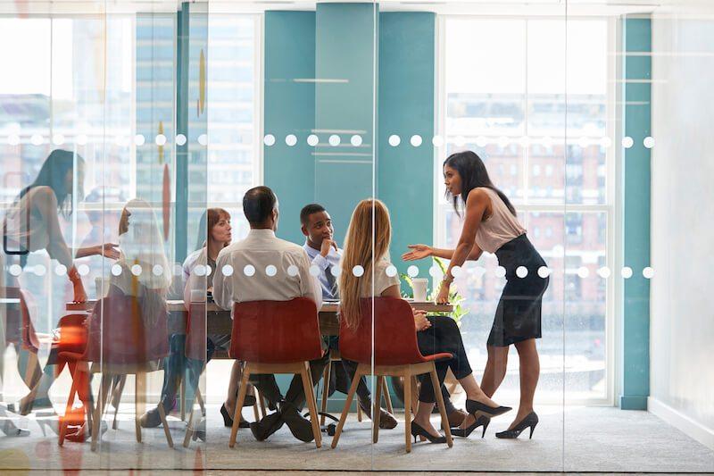 cortinas de cristal para cerramientos interiors en oficinas