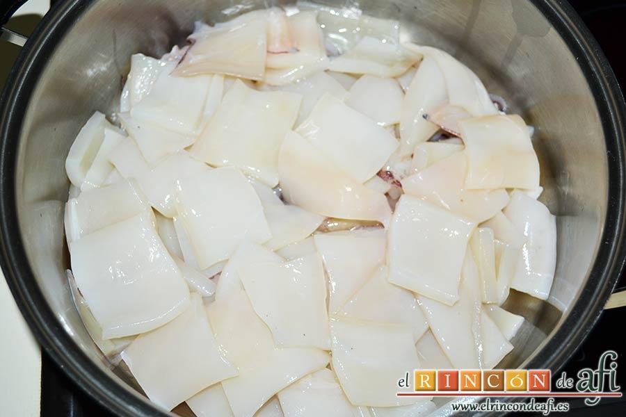 Calamares de mi abuela, poner los calamares ya troceados en un caldero