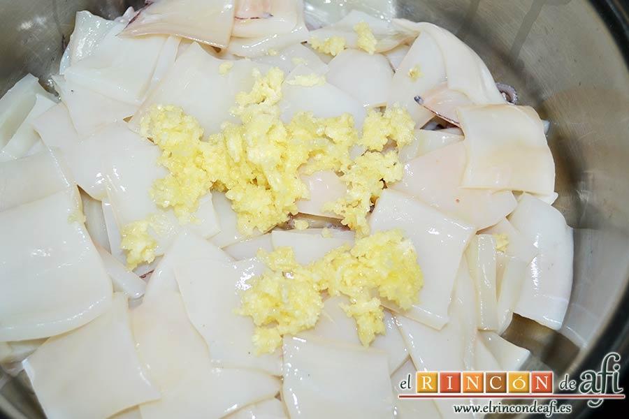 Calamares de mi abuela, pelar y machacar media cabeza de ajos y añadirlos
