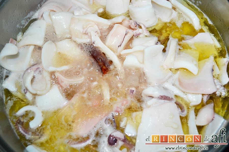 Calamares de mi abuela, añadir el trozo de pimienta picante