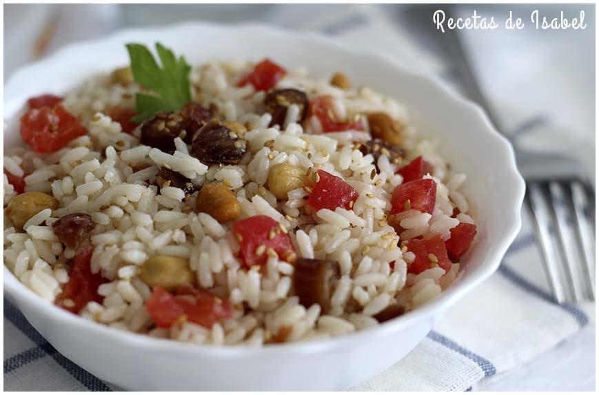 Ensalada de arroz con dátiles y cacahuetes