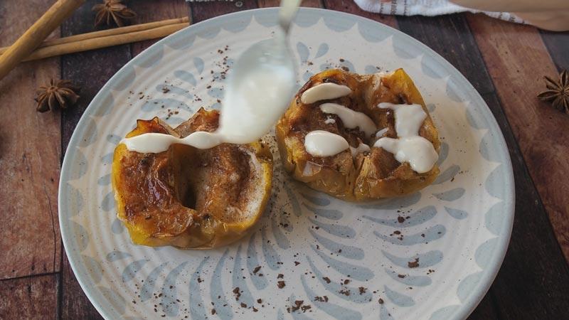 receta manzana asada con salsa de yogur y miel