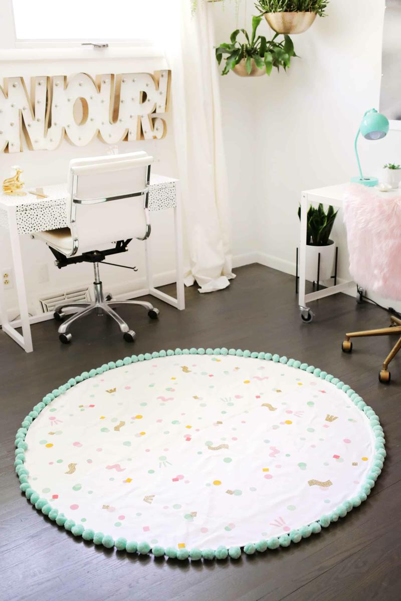 5_DIY_para_añadir_color_a_tu_hogar_este_verano_handmade_decoracion_Make-Your-Own-Washable-Rug-Click-through-for-tutorial