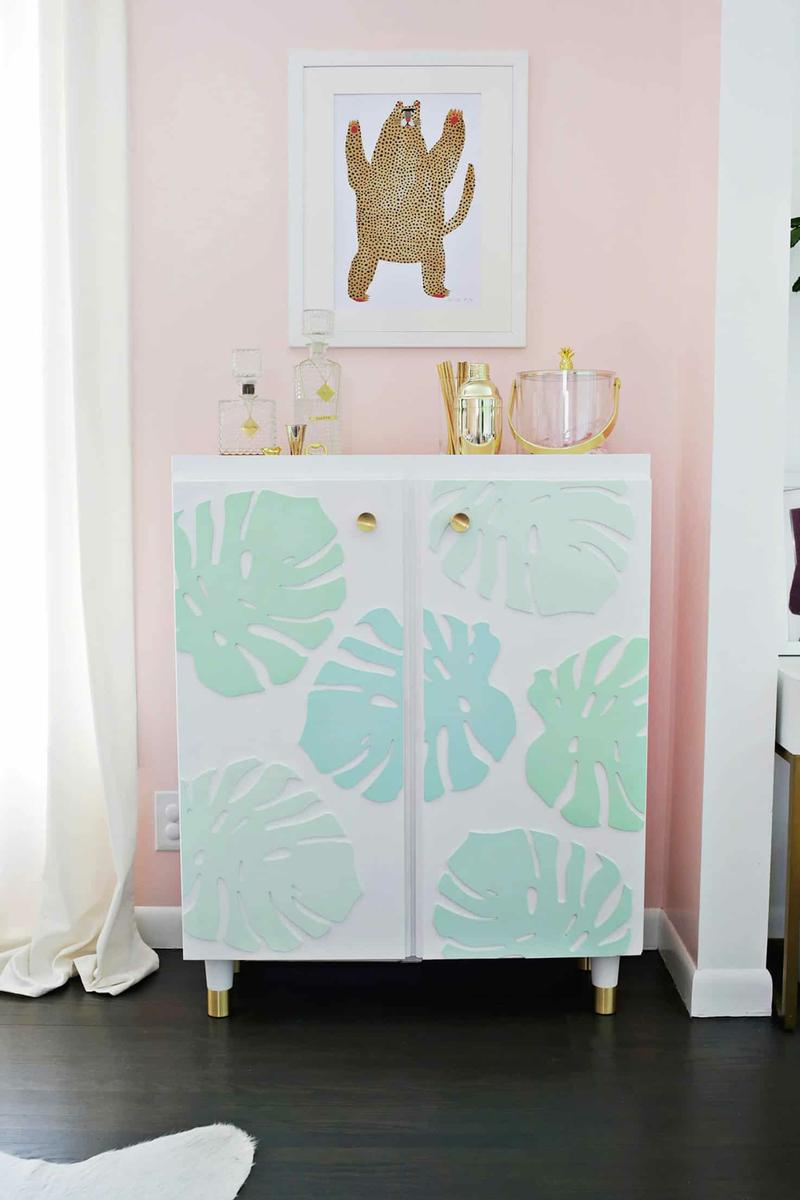 5_DIY_para_añadir_color_a_tu_hogar_este_verano_handmade_decoracion_Ikea-IVAR-Cabinet-Hack-Turned-Into-A-Bar-Cart-Click-through-for-details