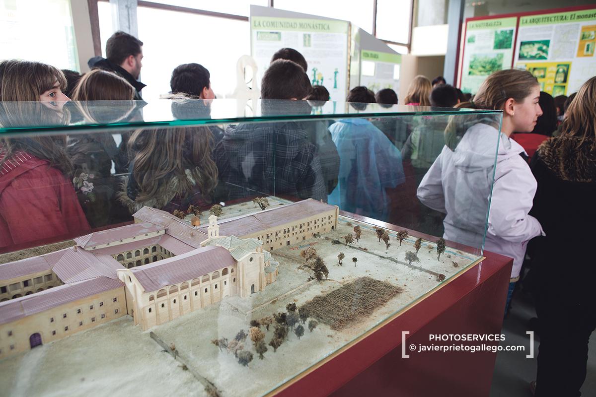 Un colegio rodea la maqueta del monasterio de Moreruela en una visita al centro de Interpretación del Císter. Localidad de Granja de Moreruela. Zamora. Vía de la Plata. Castilla y León. España © Javier Prieto Gallego