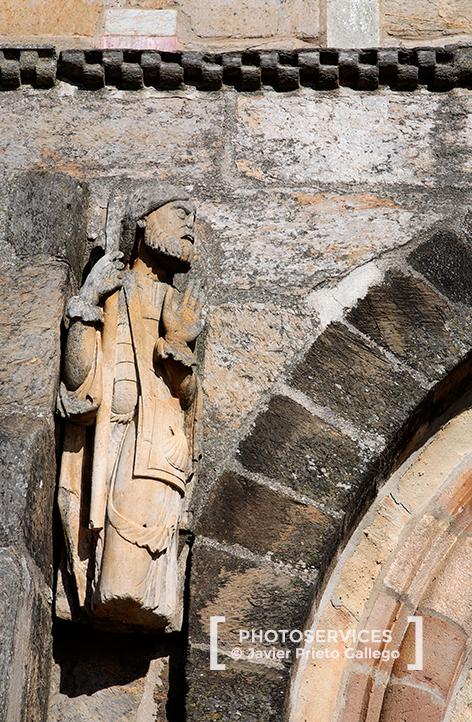 Talla de Santiago Peregrino en la portada meridional de la iglesia de Santa Marta de Tera. Es la talla más antigua del apostol Santiago con atuendo de peregrino. Camino de Santiago Sanabrés. Zamora. Castilla y León. España. © Javier Prieto Gallego;
