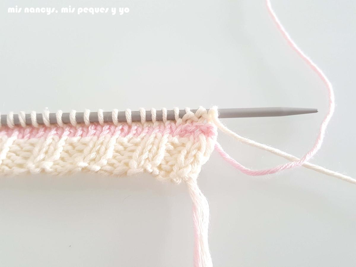 mis nancys, mis peques y yo, tutorial jersey de punto para Nancy "Fresa y nata", seguir tejiendo con cambios de color, empezando por 3 Puntos Bobo