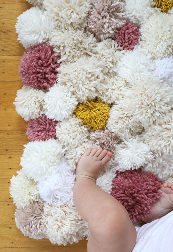 DIY | Haz una alfombra de pompones - El blog de Laucreativa