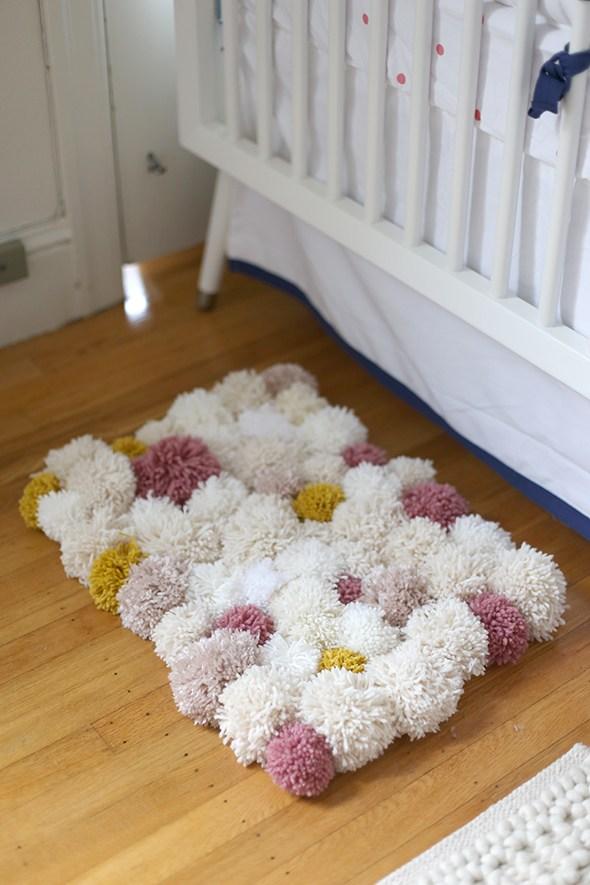 DIY | Haz una alfombra de pompones - El blog de Laucreativa