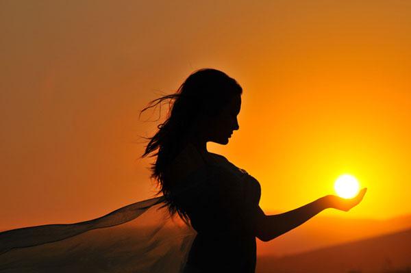 Mujer observando el sol