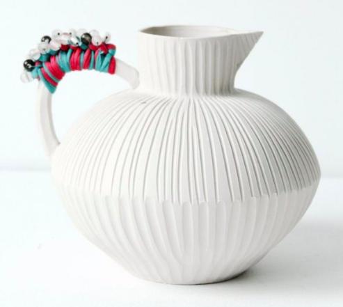 Un jarrón hecho a mano para decorar un dormitorio farmhouse moderno