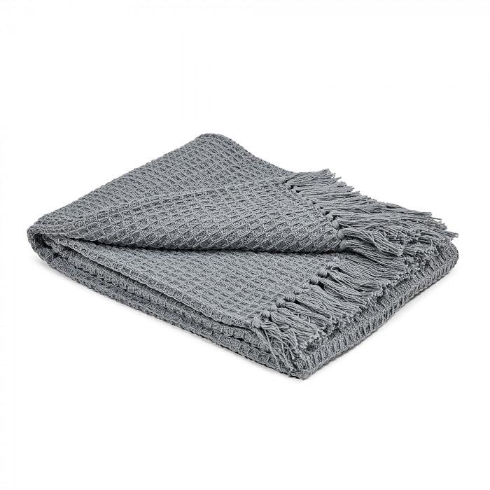 manta gris para una cama acogedora