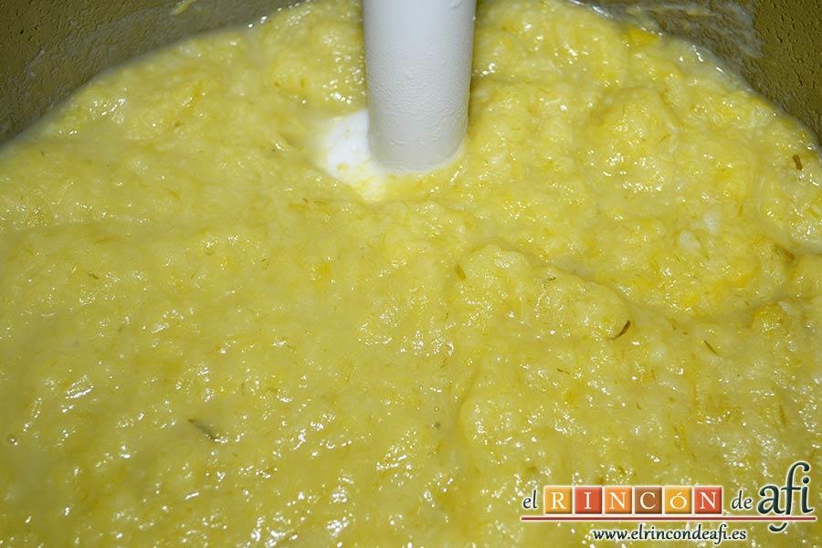 Crema de puerros con espárragos trigueros, retirar la crema del fuego y retirar