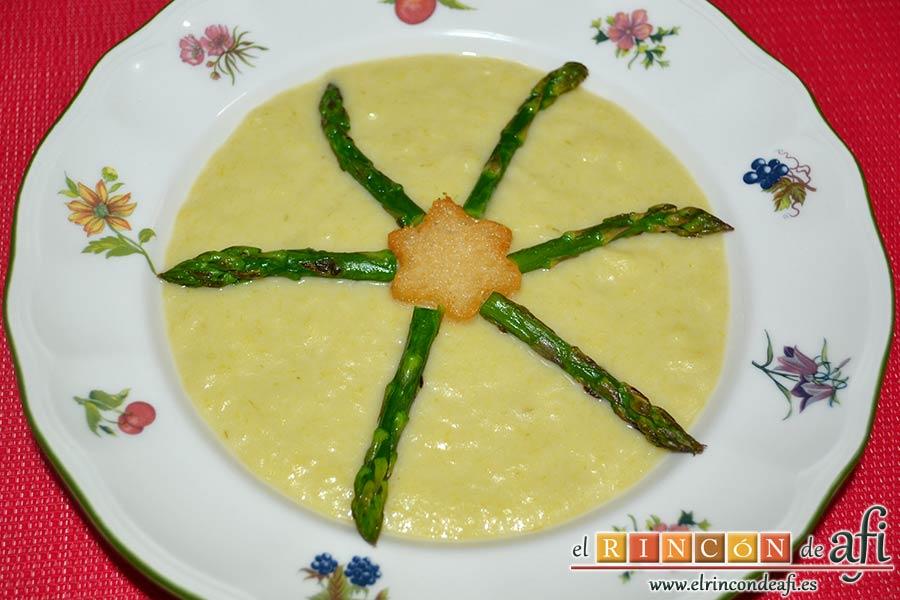 Crema de puerros con espárragos trigueros, montar el plato