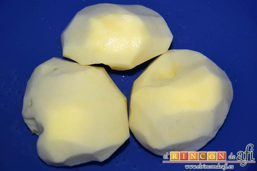 Crema de puerros con espárragos trigueros, pelar las papas