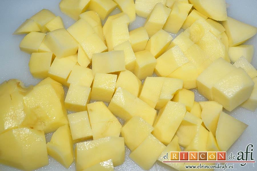 Crema de puerros con espárragos trigueros, trocear las papas