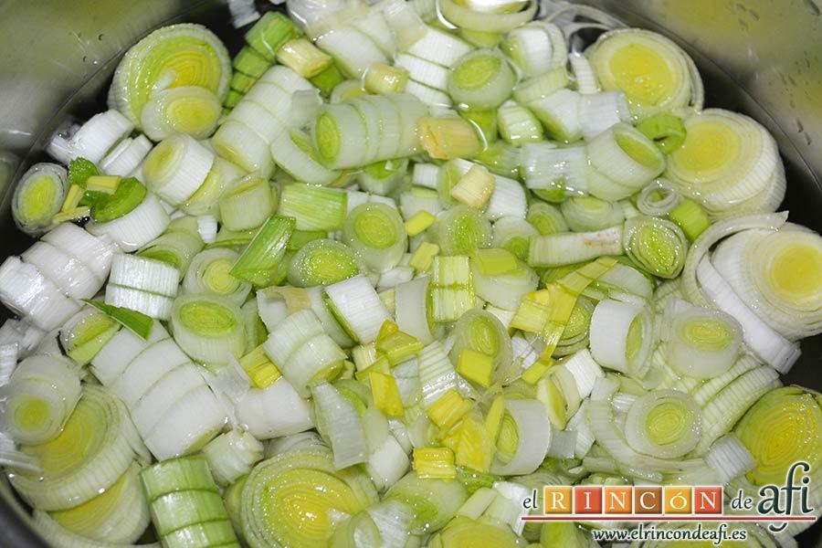 Crema de puerros con espárragos trigueros, poner a hervir agua en un caldero y añadir los puerros troceados