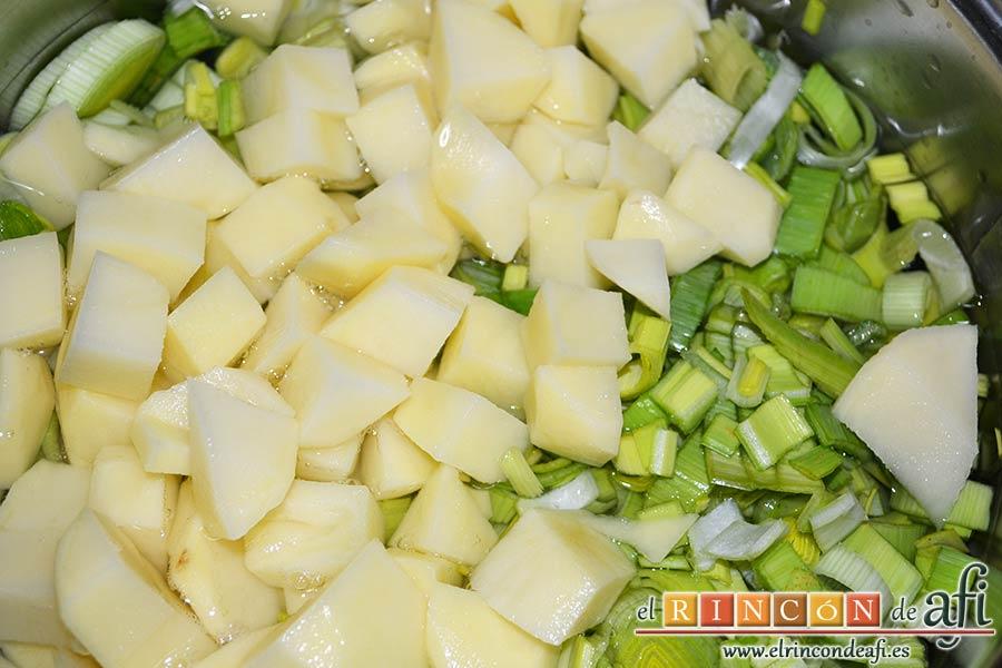 Crema de puerros con espárragos trigueros, añadir las papas