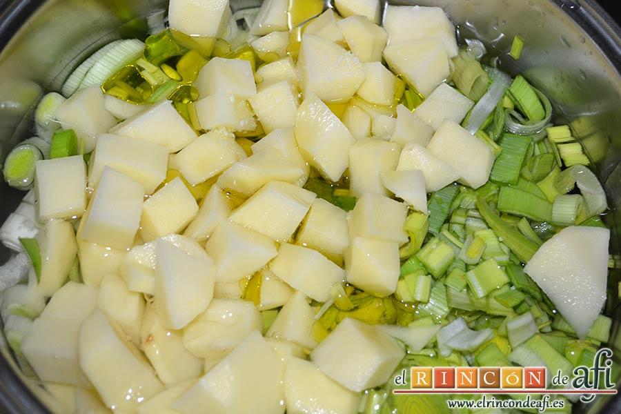 Crema de puerros con espárragos trigueros, añadir la sal gorda y un chorrito de aceite de oliva