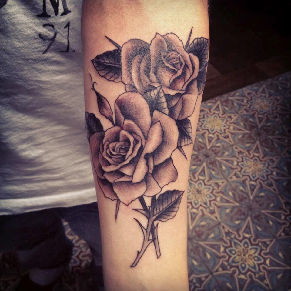 Tatuajes para hombres en el antebrazo de rosas