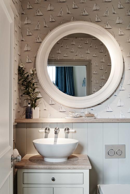 cuarto de baño con papel pintado estilo marinero