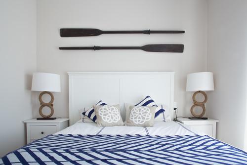 dormitorio de estilo marinero con palas de remo