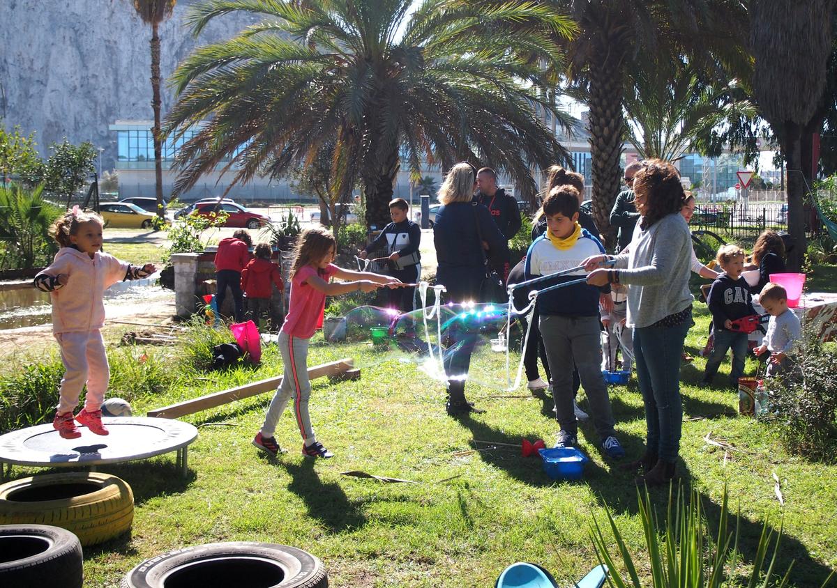 Peques jugando con pompas gigantes en el grupo de juego Sintiendo el Parque