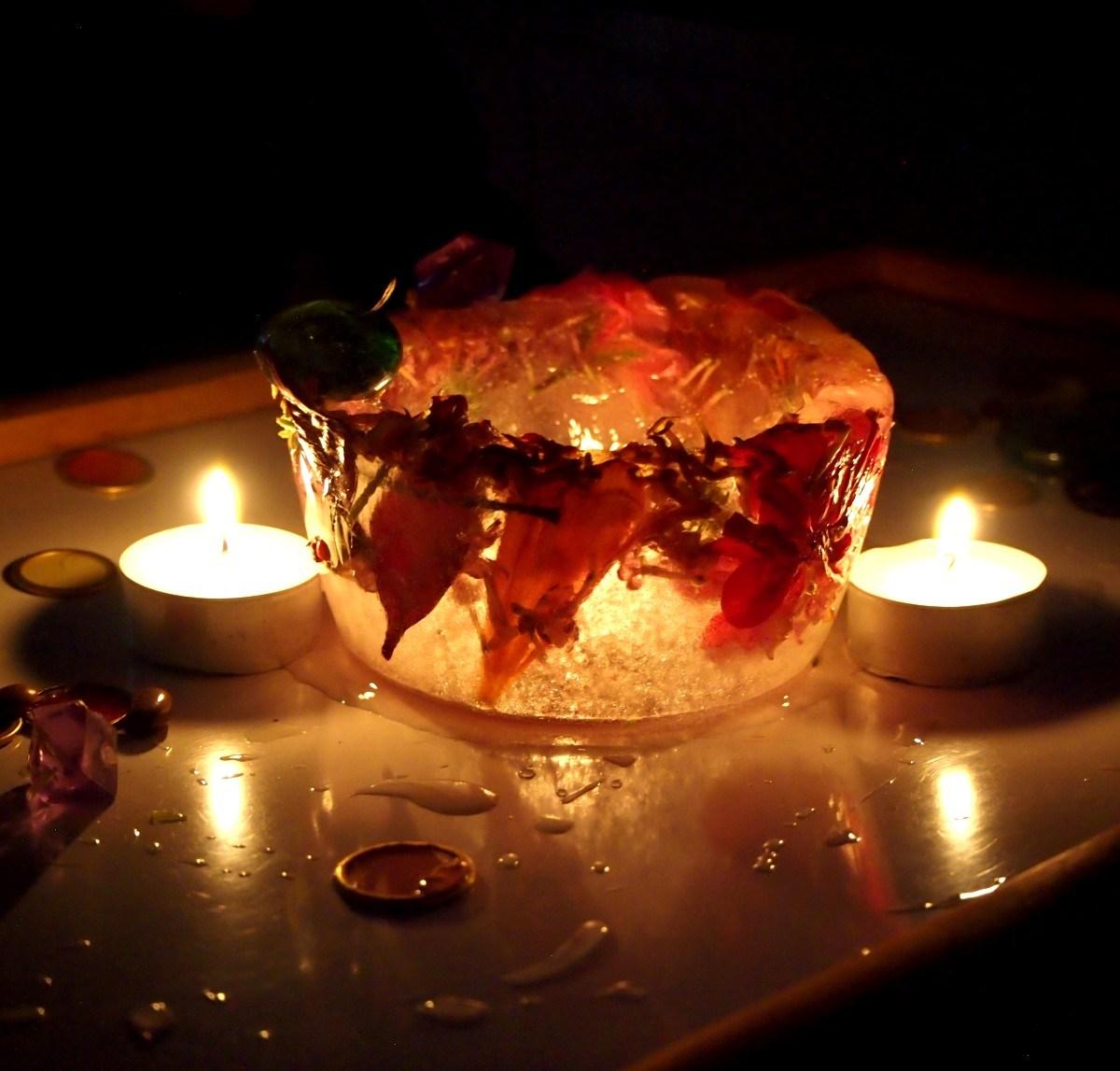 Bol de hielo alumbrado con velas