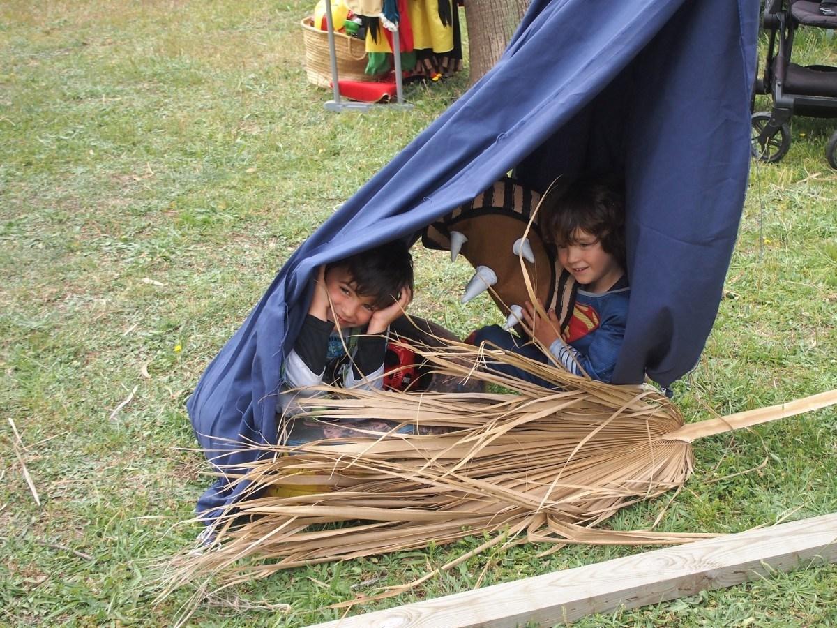 cabaña hecha con tela y materiales varios
