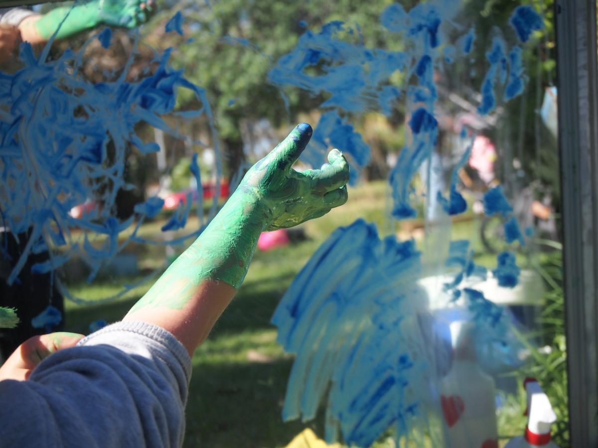 Mano reflejada en espejo pintado al exterior