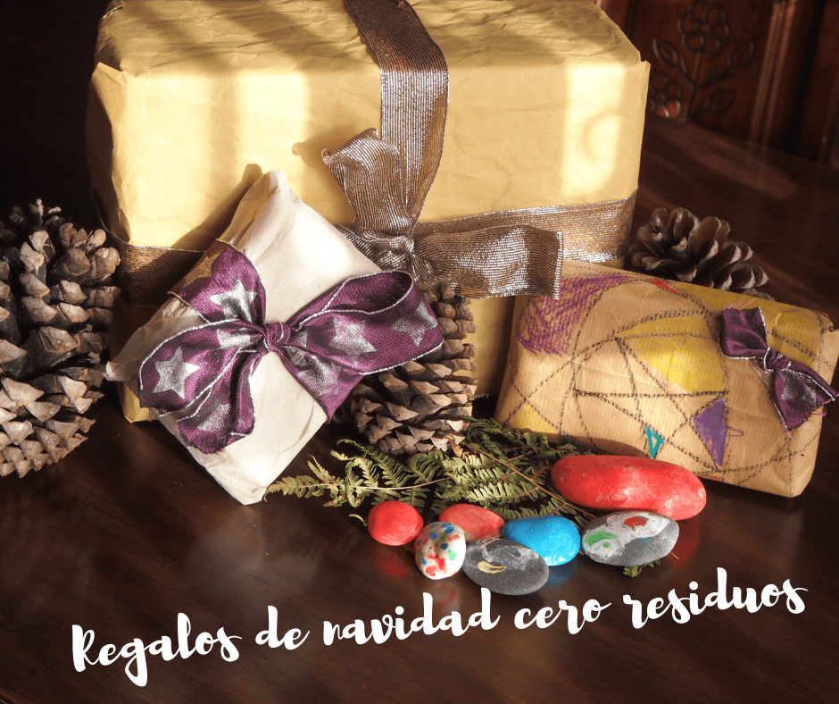 Regalos envueltos en papel reciclado o reusado para una fiesta cumpleaños ecológica
