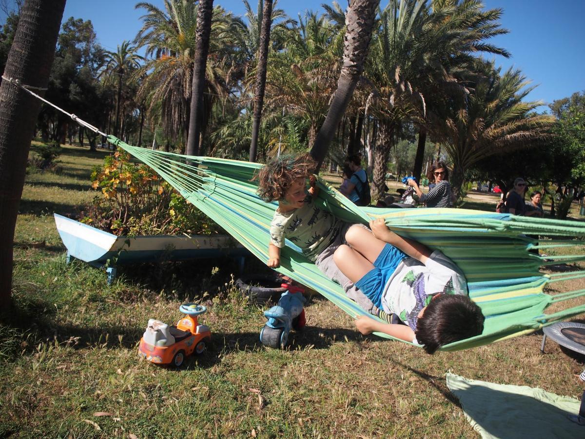 Niños jugando en la hamaca
