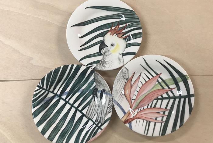 vajilla con motivos animales de Nuria Blanco para tu comedor de verano