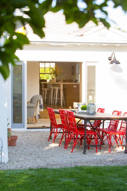 comedor de exterior con sillas en rojo coral