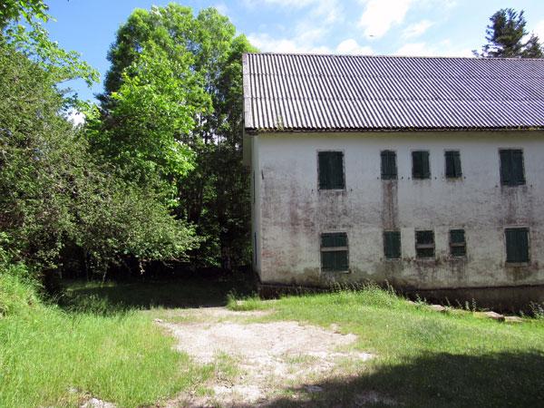 Aquí un poco de atención, que el sendero continúa a la izquierda de la casa