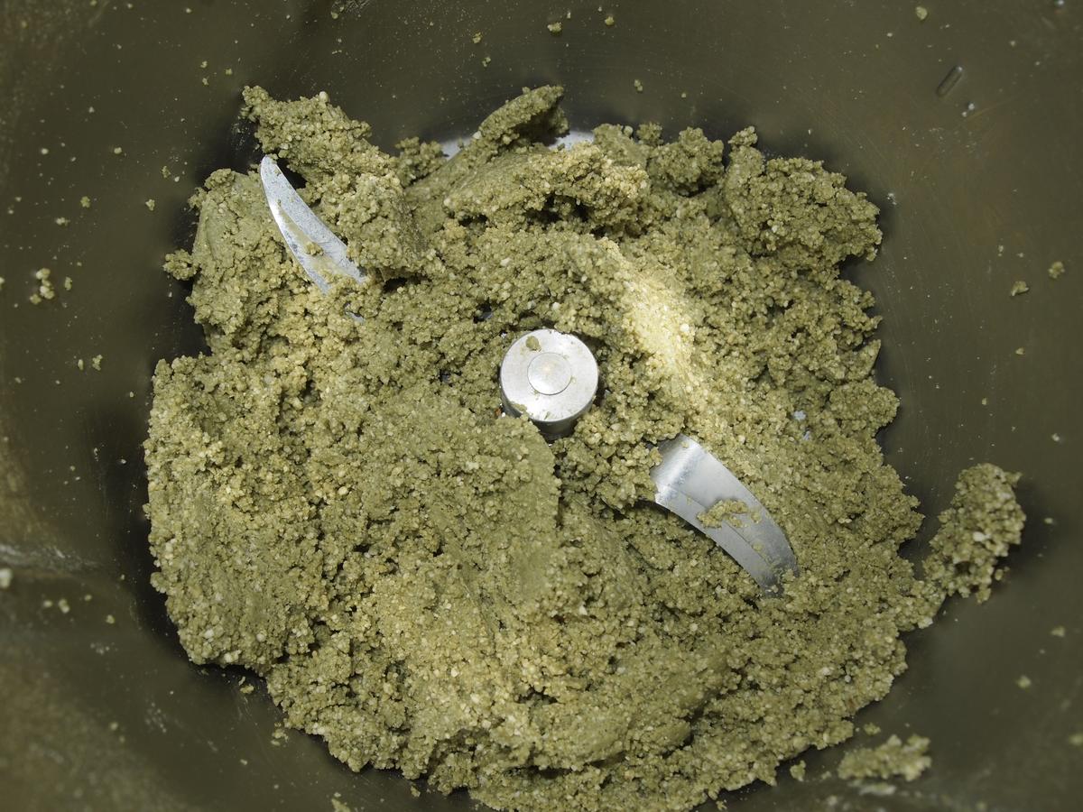 Brownie crudi-vegano de chocolate y té matcha sin azúcar ni gluten