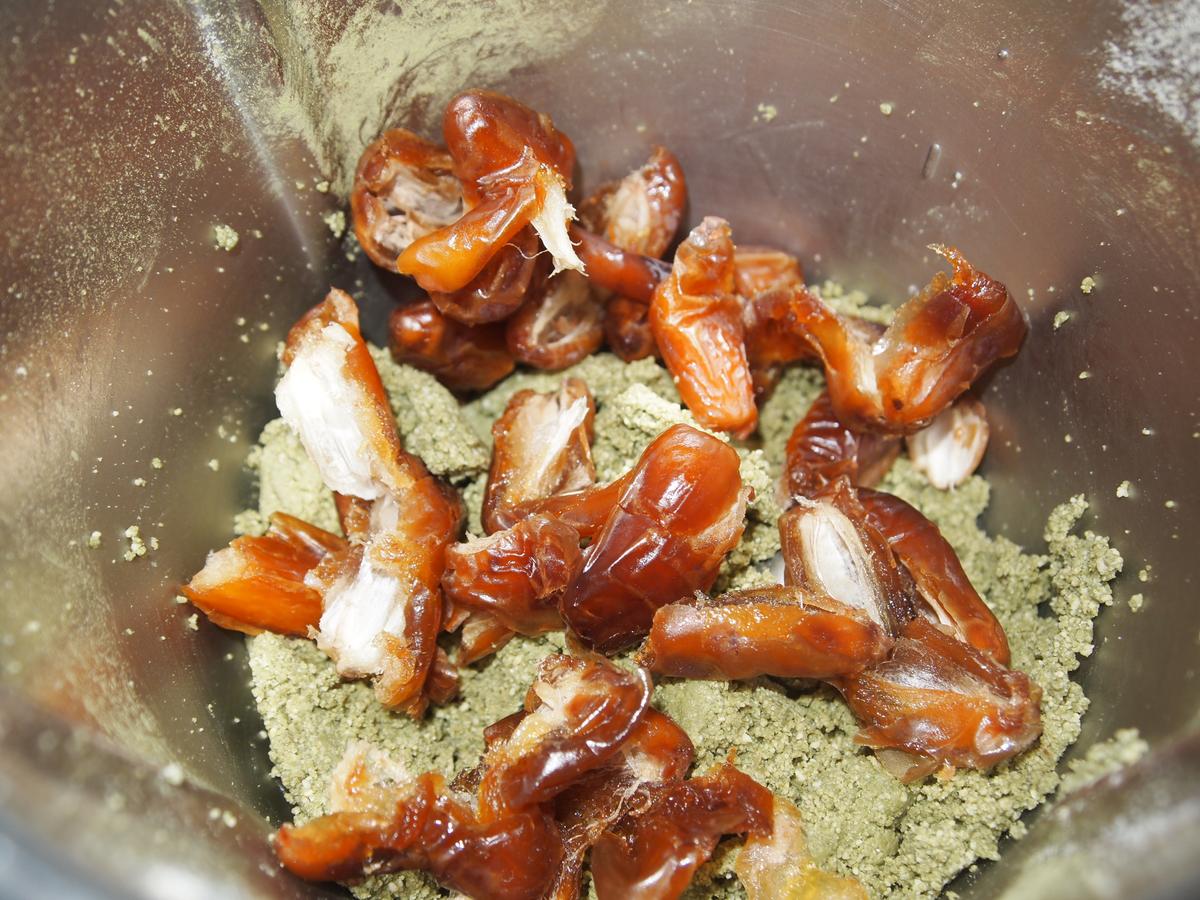 Brownie crudi-vegano de chocolate y té matcha sin azúcar ni gluten