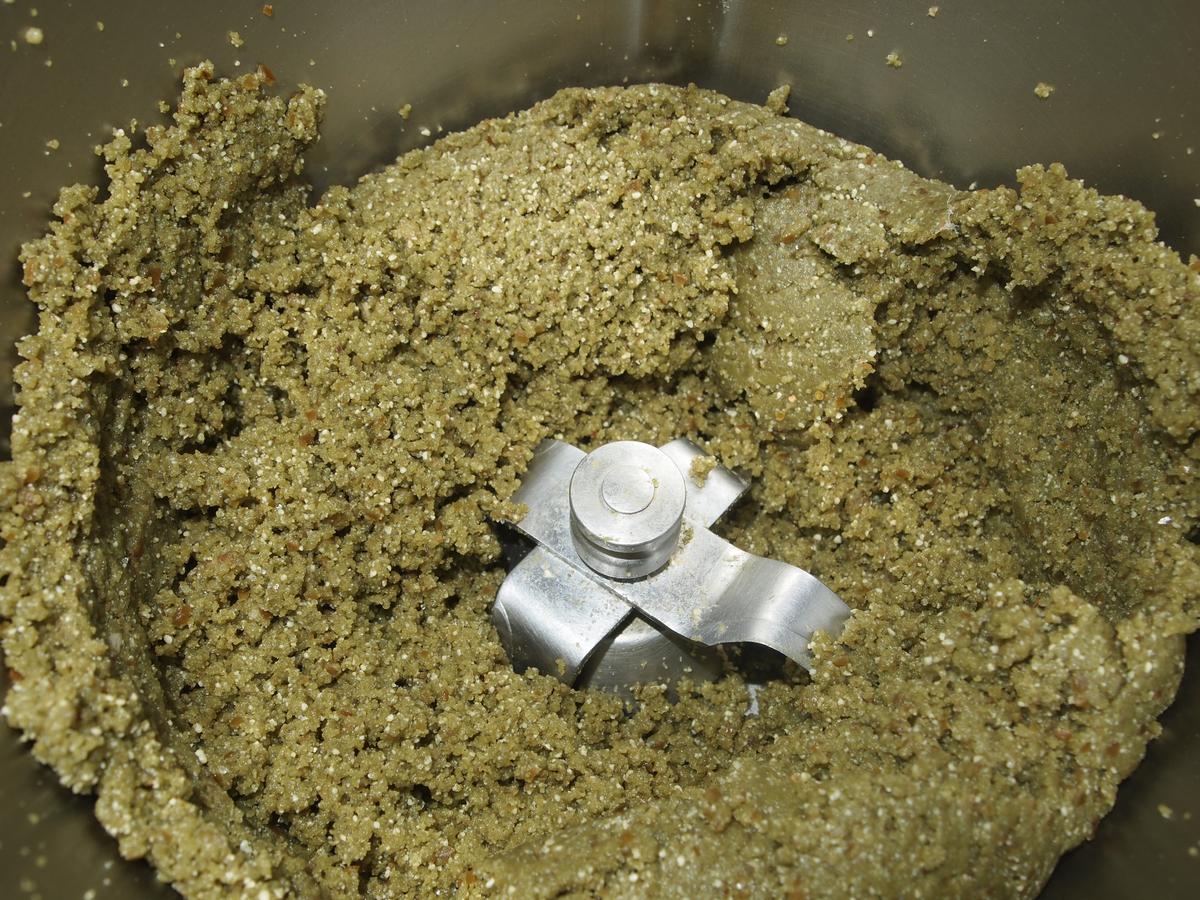 Brownie crudi-vegano de chocolate y té matcha sin azúcar ni gluten