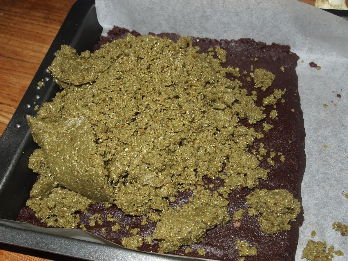 Brownie crudi-vegano de chocolate y té matcha sin azúcar ni gluten