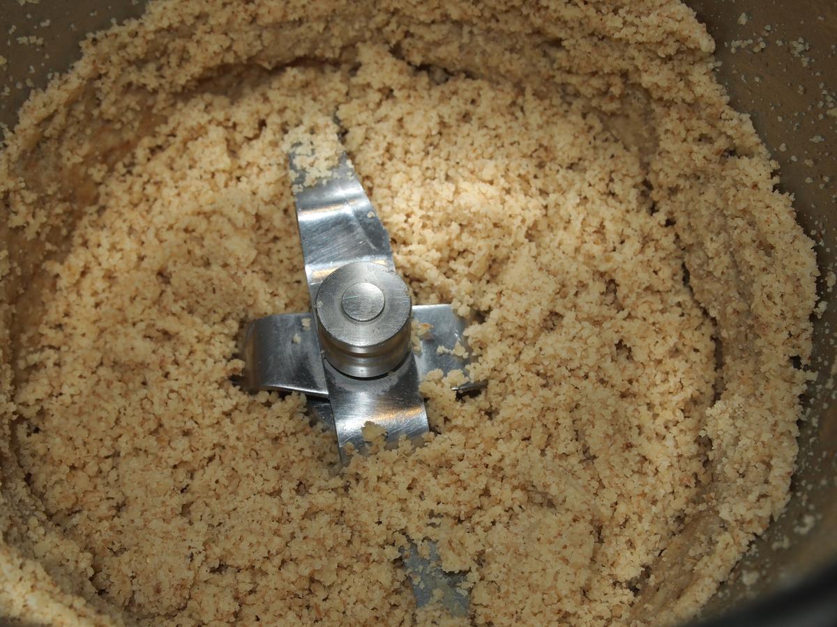 Brownie crudi-vegano de chocolate y té matcha sin azúcar ni gluten