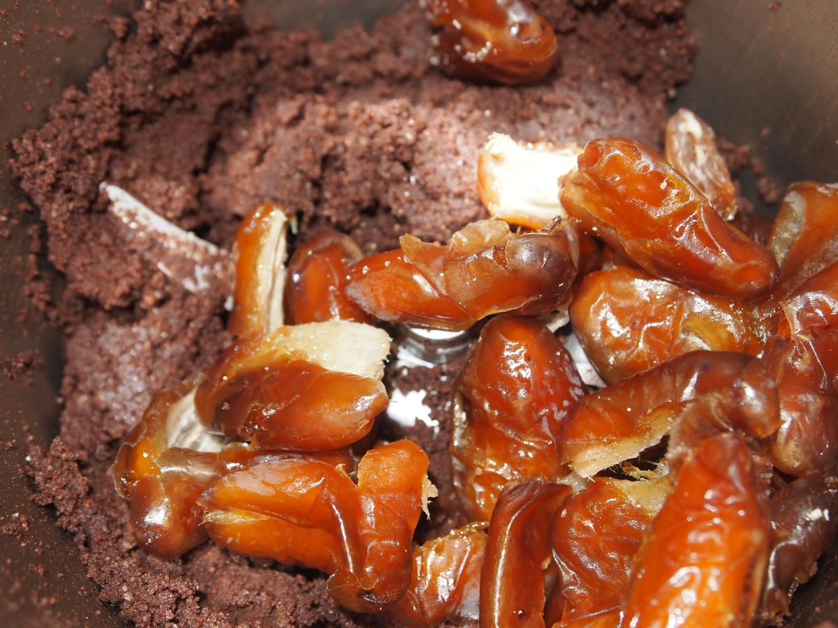 Brownie crudi-vegano de chocolate y té matcha sin azúcar ni gluten