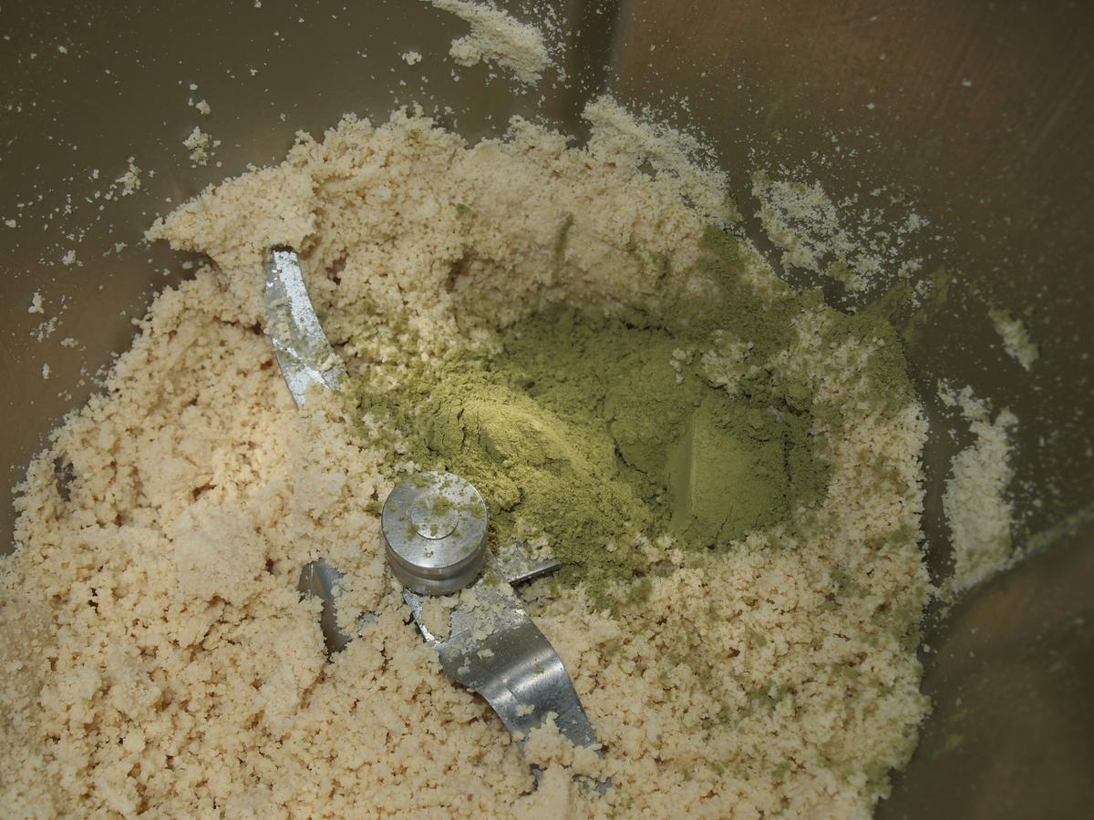 Brownie crudi-vegano de chocolate y té matcha sin azúcar ni gluten