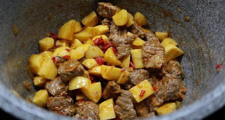 Hacer guiso de patatas con carne en la Olla GM G