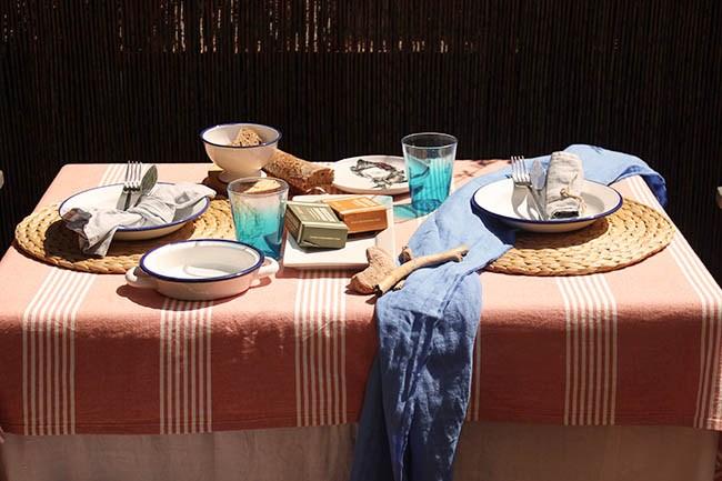 Una mesa marinera con una receta