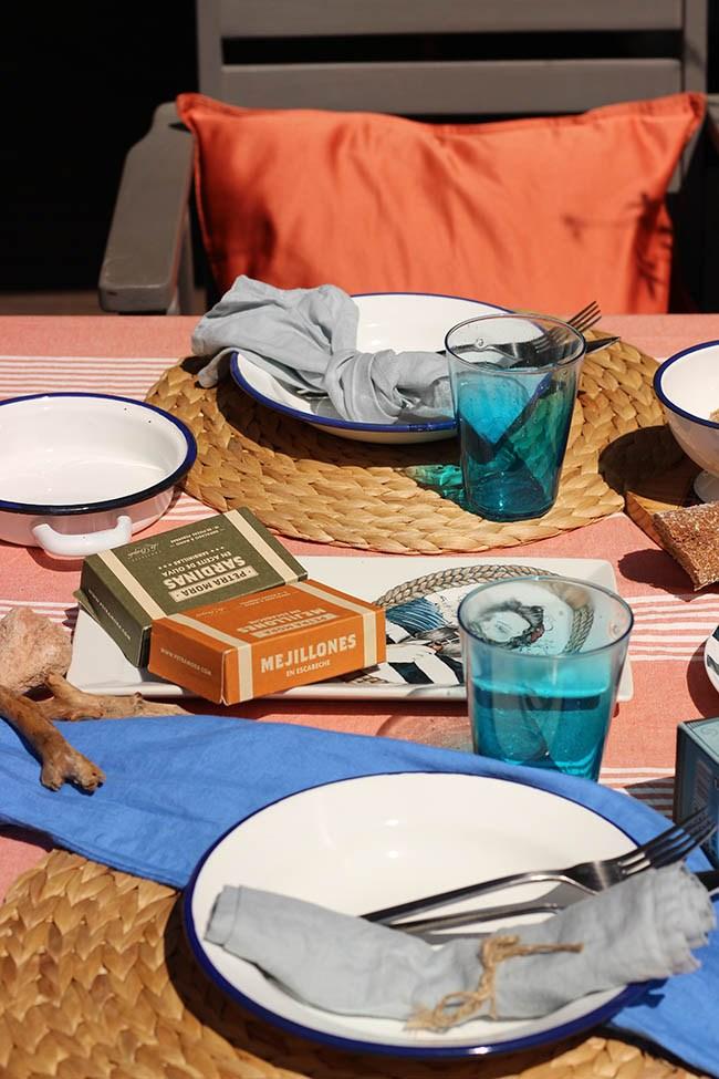 Una mesa marinera con una receta