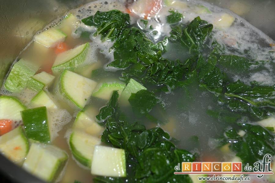 Potaje de jaramagos, echarlo todo a una olla exprés junto con los jaramagos y la piña fresca troceada